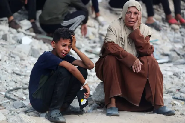 Dün Gazze şehrinde yardım beklerken İsrail'in açtığı ateş sonucu hayatını kaybeden Filistinlilerin cenazesinde yas ve gözyaşı (Reuters)