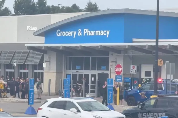 أفراد الطوارئ يقفون خارج متجر «وول مارت» حيث وقعت حادثة طعن في ترافيرس سيتي بولاية ميشيغان الأميركية (رويترز)