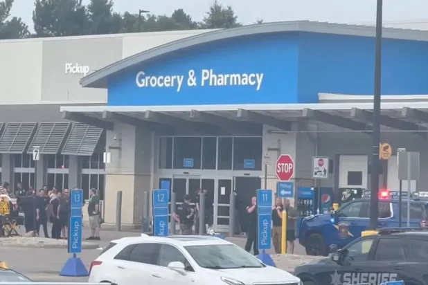 Michigan'daki bıçaklı saldırı yerinde acil yardım ekipleri (AP)