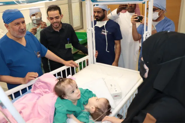بدء عملية فصل التوأم الملتصق السوري «سيلين وإيلين»
