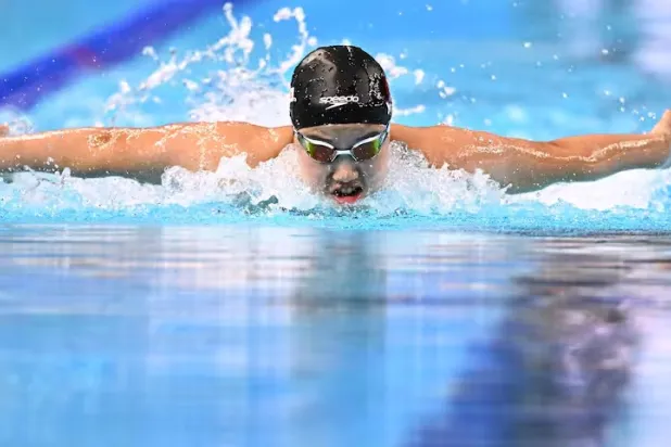 الصينية يو زي دي البالغة من العمر 12 عاماً تنضم إلى البطلة الأولمبية سمر ماكينتوش في قبل نهائي سباق 200 (وسائل إعلام صينية)