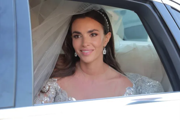 العروس زين قطامي لا تخفي أنها محظوظة لكون حماها هو المصمم إيلي صعب (إيلي صعب)