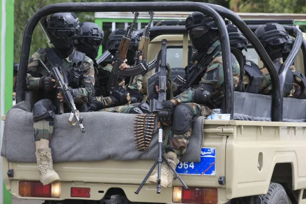 عناصر حوثيون على متن عربة أمنية في صنعاء (إ.ب.أ)