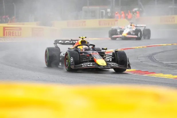 السيارات عادت إلى منطقة الصيانة بعد رفع العلم الأحمر (أ.ف.ب)