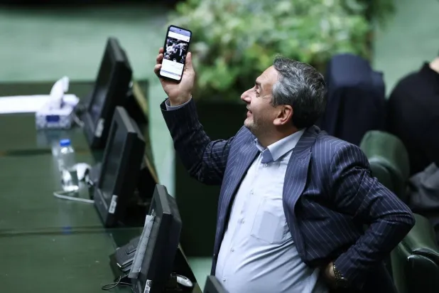 صورة أرشيفية من موقع البرلمان تظهر نائباً يعرض شاشة هاتفه الجوال