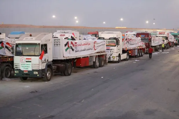 «زاد العزة»... شاحنات المساعدات تتدفق على الغزيين عبر «معبر رفح»