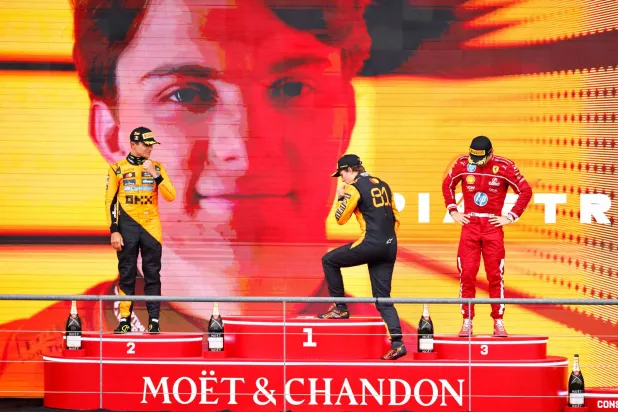أوسكار بياستري يتصدر منصة التتويج في بلجيكا إلى جوار زميله في «مكلارين» لاندو نوريس وسائق «فيراري» شارل لوكلير (أ.ف.ب)