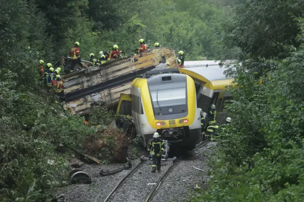 Almanya'nın güneybatısında yolcu treni raydan çıktı (DPA)