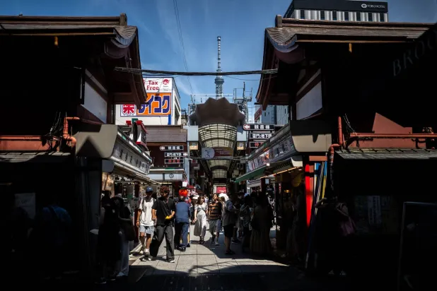 سياح في إحدى الأسواق التجارية القديمة بالعاصمة اليابانية طوكيو (أ.ف.ب)