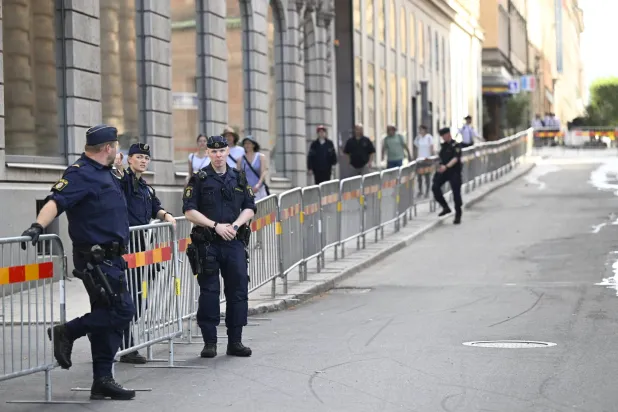 تعزيزات أمنية أمام مقر الحكومة في العاصمة السويدية استوكهولم حيث تعقد المباحثات الأميركية - الصينية يوم الاثنين (إ.ب.أ)