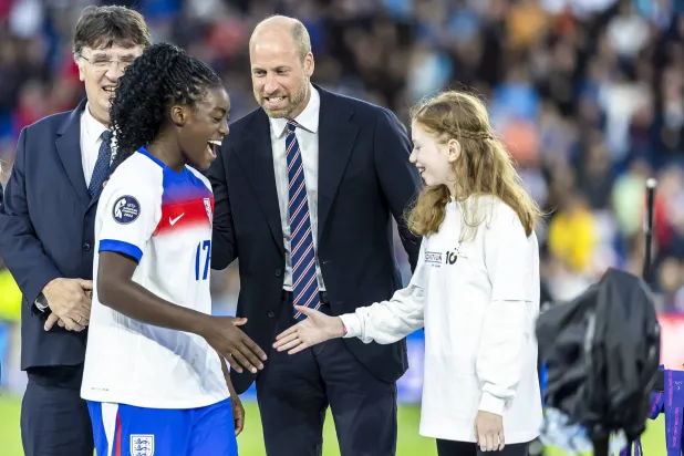 ويليام أمير ويلز يهنّئ لاعبة إنجلترا ميشيل أغيمانغ الفائزة بجائزة أفضل لاعبة شابة في البطولة (إ.ب.أ)