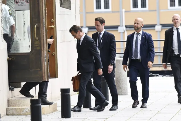 رئيس الوزراء السويدي لدى وصوله إلى مقر الحكومة بالعاصمة استوكهولم يوم الاثنين حيث تعقد المباحثات التجارية بين أميركا والصين (إ.ب.أ)