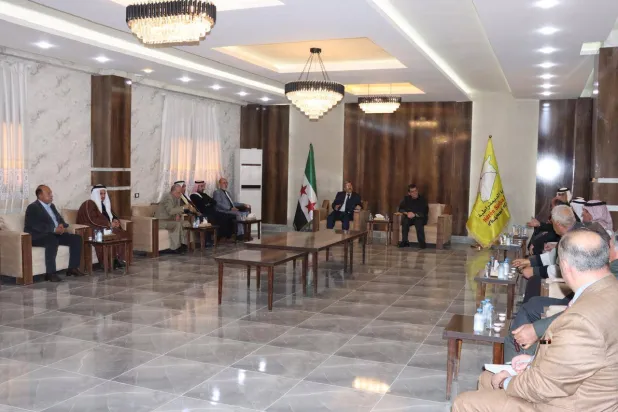 ممثلو ريف دير الزور في قاعدة التحالف الدولي بالحسكة بدعوة من قائد «قسد» مظلوم عبدي (قسد)