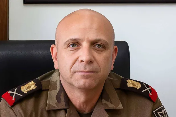 اللواء الطيار عماد نفوري قائد أركان القوة الجوية في نظام الأسد قصف مناطق سكنية بالبراميل المتفجرة (متداولة)