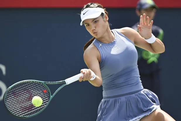 البريطانية إيما رادوكانو تتألق في تورنتو (أ.ب)