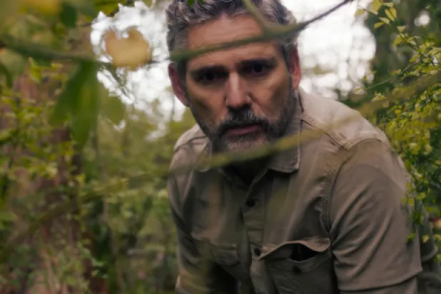 الممثل إريك بانا في دور المحقق كايل تورنر بمسلسل «Untamed» (نتفليكس)