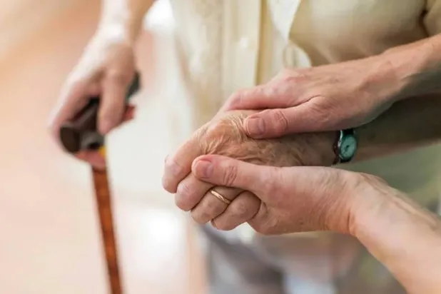 منها الوجه المُقنّع وجفاف الجلد... 11 مؤشراً مبكراً على الباركنسون لا تتجاهلها