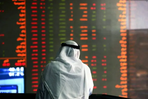 تباين الأسواق الخليجية في مستهل التعاملات وسط تفاعل محدود مع الاتفاق الجمركي