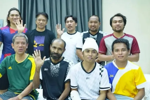 صورة وزعها الحوثيون لتسعة أفراد من طاقم سفينة يونانية أغرقوها في البحر الأحمر (إعلام حوثي)