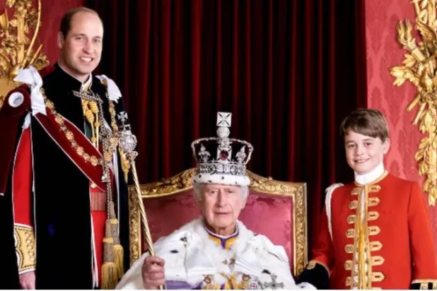 الملك تشارلز مع ابنه الأمير ويليام وحفيده الأمير جورج (رويترز)