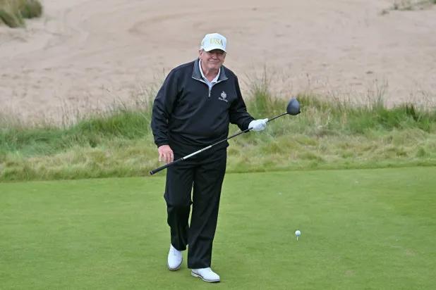 الرئيس الأميركي دونالد ترمب يلعب الغولف في اسكوتلندا (أ.ف.ب)