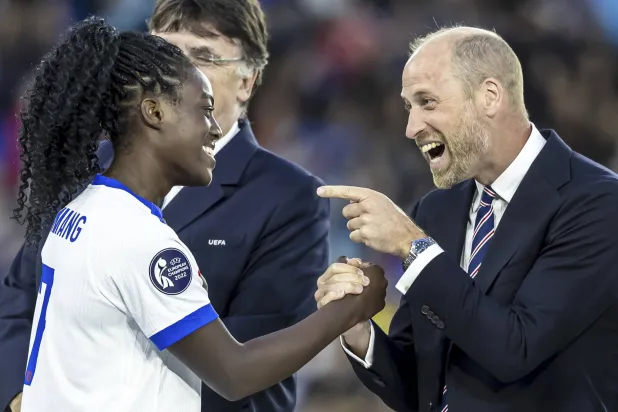 الأمير البريطاني ويليام يهنئ لاعبة إنجلترا ونادي آرسنال ميشيل أجييمانغ الحاصلة على جائزة أفضل لاعبة شابة في البطولة (أ.ب)