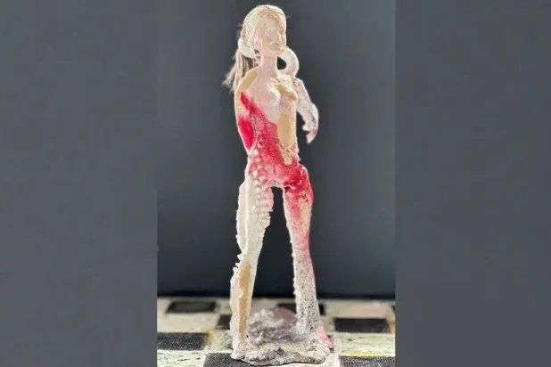 منحوتة من نفايات المحيط… صرخة فنّية ضدّ «أزمة البلاستيك»