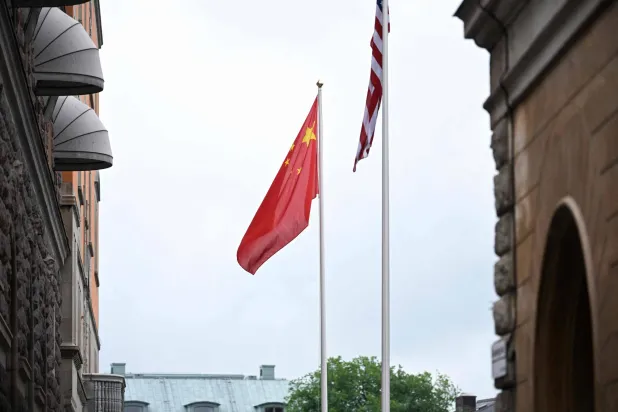 علما الولايات المتحدة والصين يرفرفان خارج مقر رئيس الوزراء السويدي في العاصمة استوكهولم (أ.ف.ب)