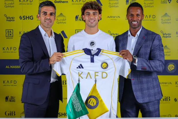 جواو فيليكس مع قميص فريقه الجديد (نادي النصر)