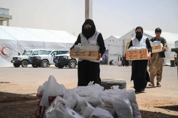 متطوعون أفغان يقدّمون المساعدات لمواطنيهم المُبعدين من إيران