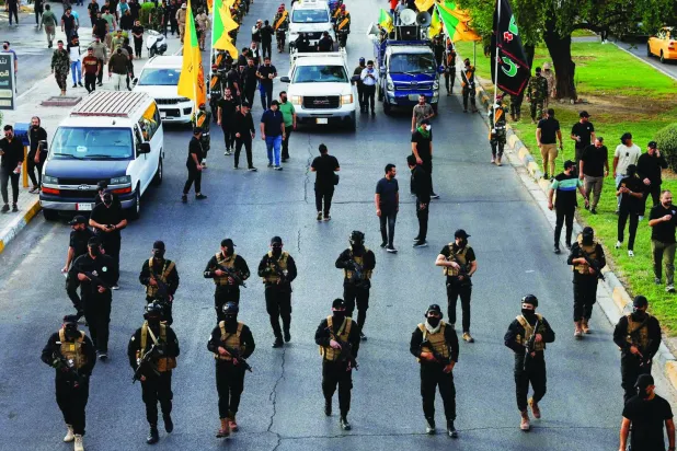 عناصر من «كتائب حزب الله» خلال استعراض في بغداد سبتمبر 2024 (رويترز)