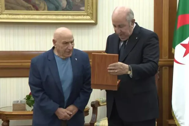 الرئيس عبد المجيد تبون مستقبلاً الكاتب رشيد بوجدرة (الرئاسة)