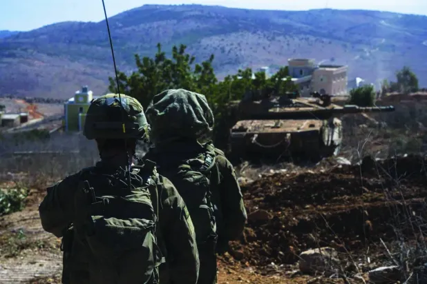 جنود إسرائيليون خلال عملية بجنوب لبنان في 6 أكتوبر 2024 (أرشيفية - رويترز)