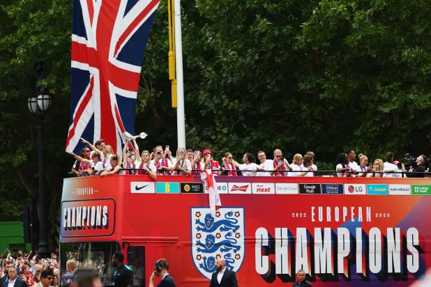 لاعبات المنتخب الإنجليزي يحتفلن مع الجماهير على متن حافلة مكشوفة (رويترز)