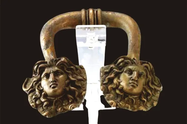 مقبض برونزي من محفوظات متحف الآثار الخاص بجامعة الملك سعود في الرياض مصدره موقع قرية الفاو الأثري