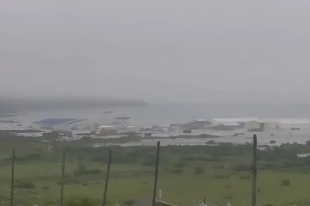 Kuril Adaları'nın kuzeyinde yer alan Severo-Kurilsk kentinde tsunami dalgaları sonucu meydana gelen sel felaketi (AP)