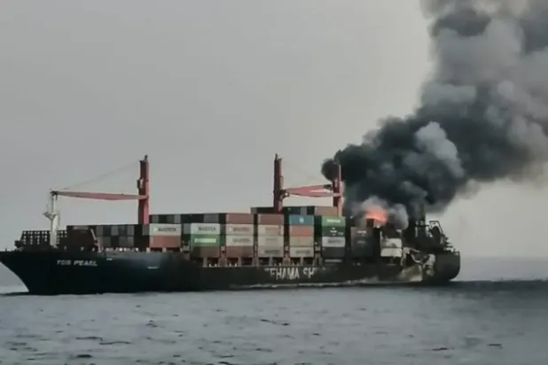 Bir konteyner gemisinde yangın (Arşiv)