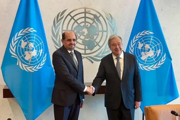 وزير الخارجية اليمني شائع الزنداني (يسار) التقى في نيويورك الأمين العام للأمم المتحدة (سبأ)