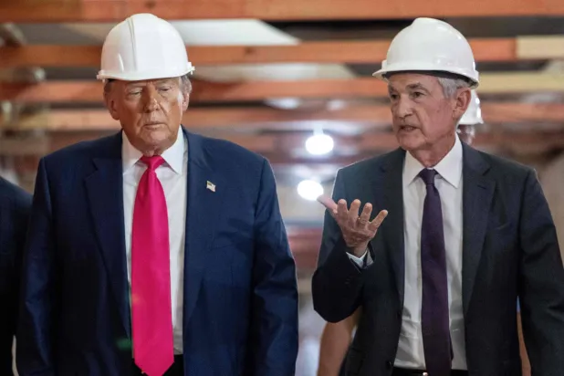 ترمب يتحدث مع باول خلال زيارته للمقر في واشنطن العاصمة (أ.ف.ب)