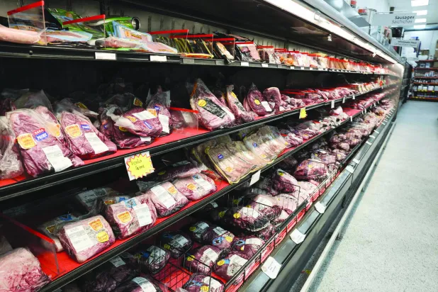 منتجات لحوم أميركية بأحد المتاجر في مدينة ميامي بولاية فلوريدا (أ.ف.ب)