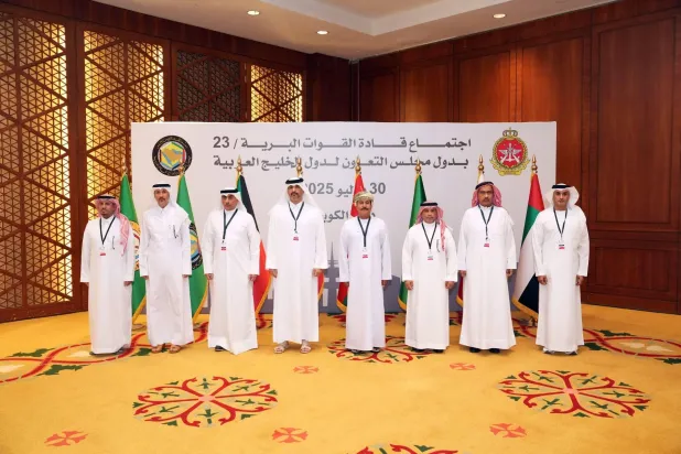 قادة القوات البرية بدول «مجلس التعاون الخليجي» خلال اجتماعهم في دولة الكويت (كونا)