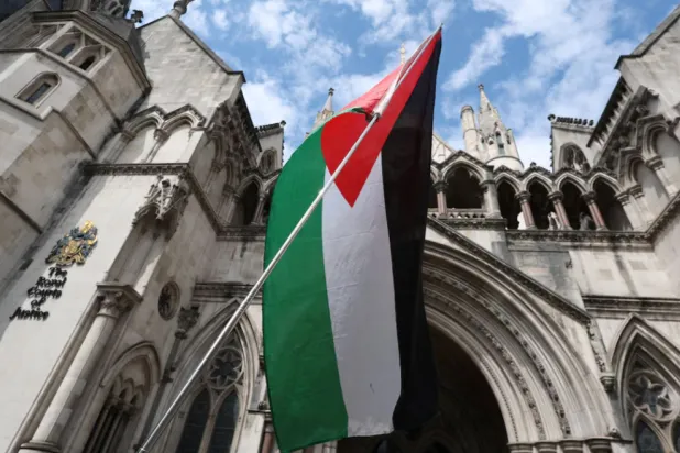 Sodnik potrdil pravico Palestine Action do izpodbijanja prepovedi skupine kot teroristične organizacije