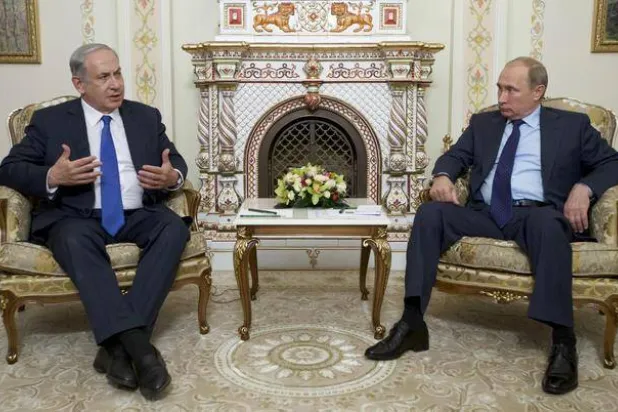 رئيس الوزراء الإسرائيلي بنيامين نتنياهو (يسار) يتحدث مع الرئيس الروسي فلاديمير بوتين خلال لقائهما في مقر إقامة نوفو أوغاريوفو خارج موسكو - روسيا 21 سبتمبر 2015 (رويترز)