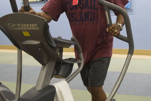 أحد المرضى يمارس الرياضة بوصفها جزءاً من برنامج إعادة تأهيل القلب في مستشفى ديوك هيلث (شون روكو - مستشفى ديوك هيلث)