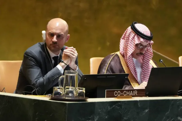 Suudi Dışişleri Bakanı Prens Faysal bin Ferhan ve Fransız Dışişleri Bakanı Jean-Yves Le Drian, iki devletli çözüm konferansının açılış oturumunda (AFP)