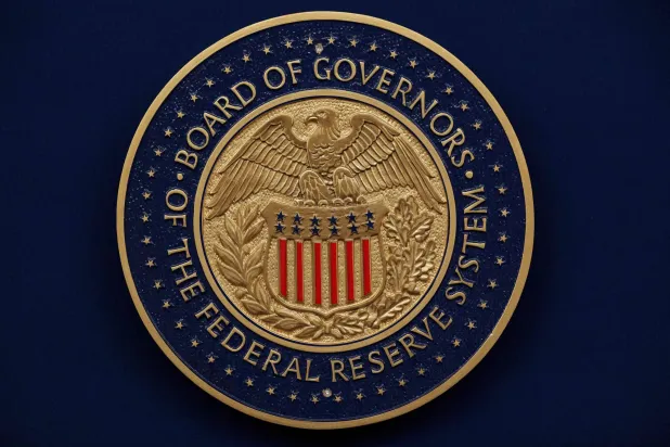 ختم مجلس محافظي بنك الاحتياطي الفيدرالي في مقر الاحتياطي الفيدرالي (أ.ف.ب)