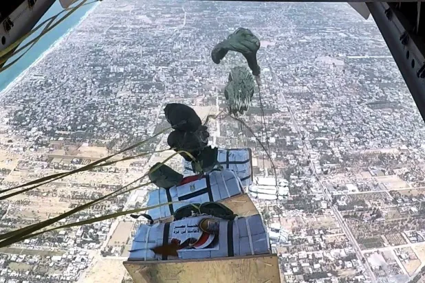 خلال إسقاط الجيش المصري المساعدات الغذائية على قطاع غزة (صفحة المتحدث باسم الجيش على فيسبوك)