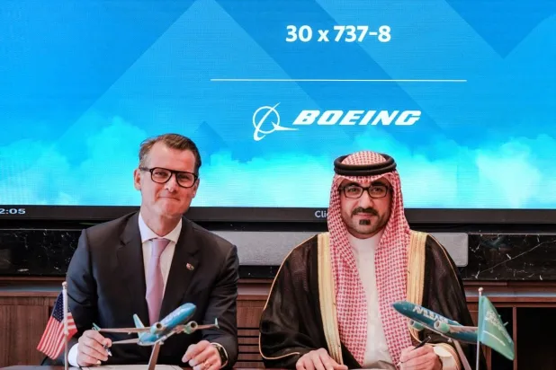 خلال توقيع صفقة شراء طائرات بين رئيس «بوينغ» السعودية أسعد الجموعي والرئيس التنفيذي لـ«آفي ليس» إدوارد أوبريان (إكس)