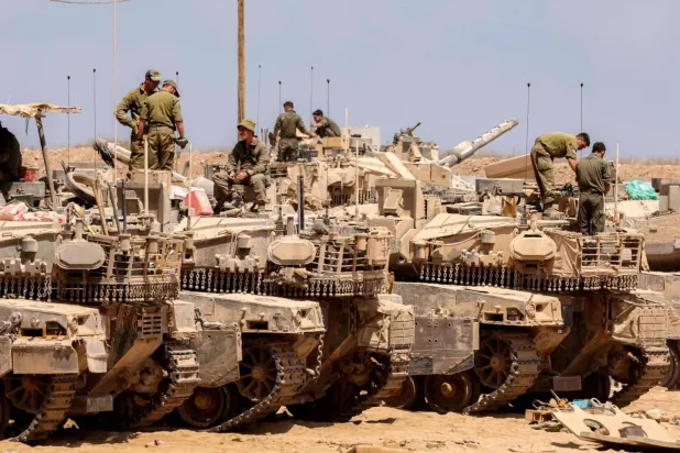 Gazze Şeridi sınırındaki İsrail araçları (AFP)