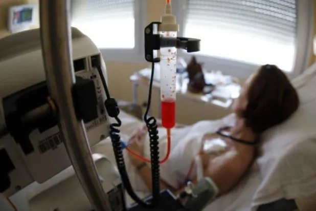 امرأة تعالج من سرطان الثدي (أرشيفية - رويترز)